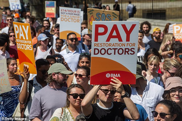 Die British Medical Association hat angekündigt, dass sie nächsten Monat einen rekordverdächtigen fünftägigen Streik abhalten wird (im Bild demonstrieren Mediziner letzte Woche in London während der Streikaktion).