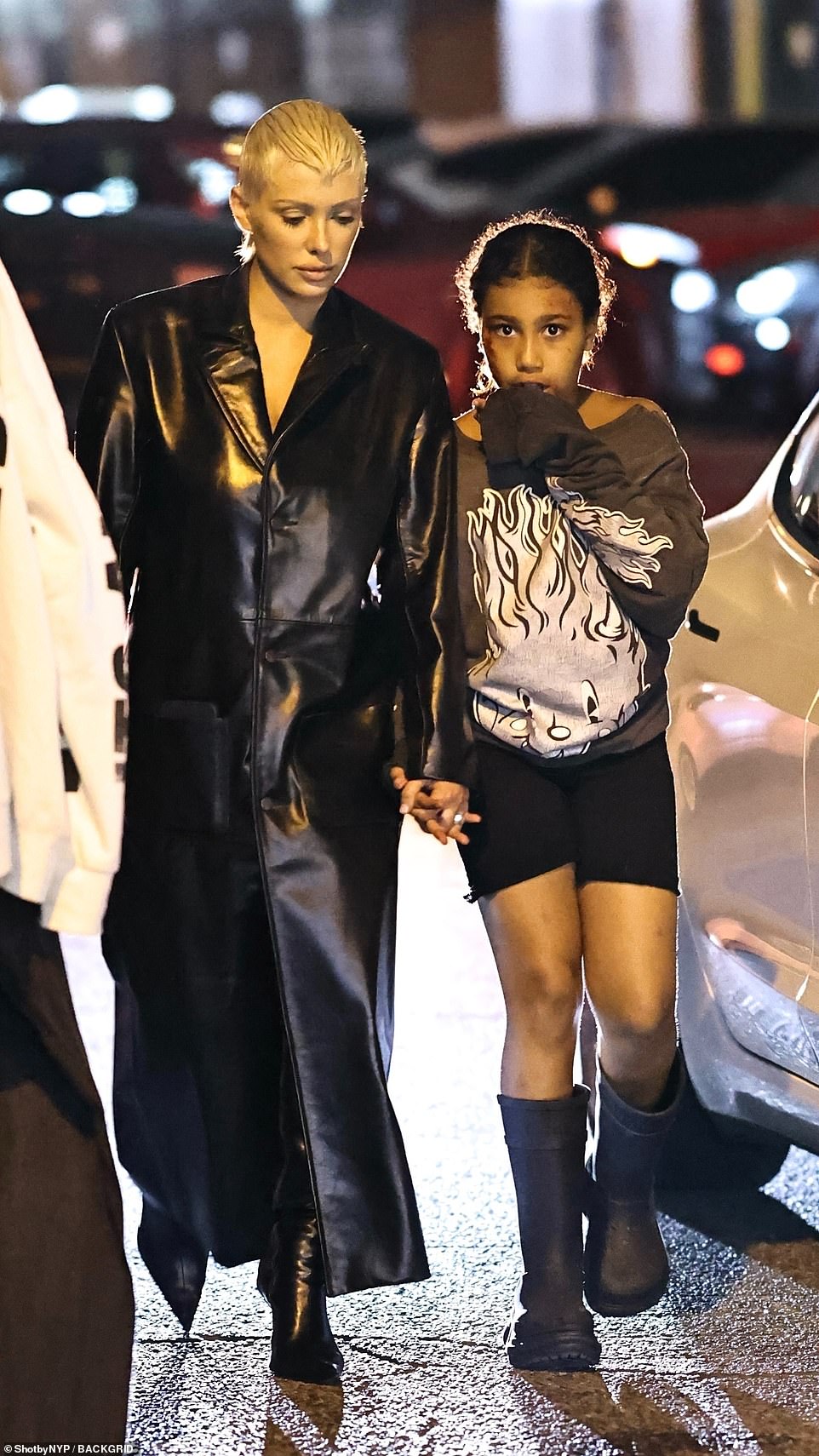 Süßer Moment: Kanye West feierte am Freitag seinen 46. Geburtstag im Kreise von Freunden und Lieben, darunter seiner Tochter North West, neun, und seiner neuen „Frau“ Bianca Censori, 28