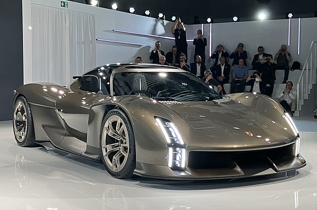 Neues Modell: Porsche feiert sein 75-jähriges Jubiläum mit der Einführung eines spektakulären neuen zweisitzigen Supersportwagens mit einer Geschwindigkeit von mehr als 2 Millionen Pfund und einer Geschwindigkeit von über 200 Meilen pro Stunde, dem Mission X
