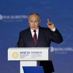 Putin sagt, dass Russland die Atombomben in Weißrussland als Warnung an den Westen positioniert