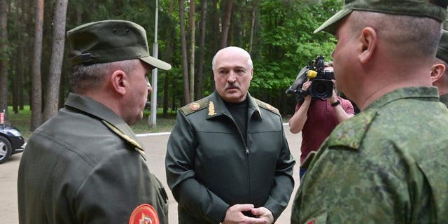 Lukaschenko spricht vor dem zentralen Kommandoposten der Luftwaffe und der Luftverteidigungskräfte