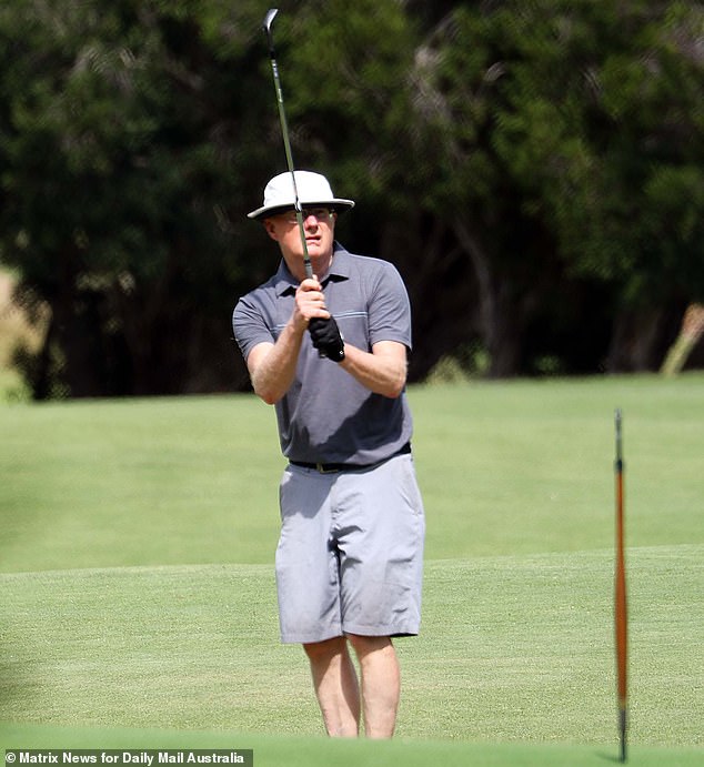 RBA-Chef Dr. Philip Lowe (im Bild bei einer Runde Golf im März) führt ein Leben in Luxus, während die Australier nach einer weiteren Zinserhöhung Schwierigkeiten haben, über die Runden zu kommen