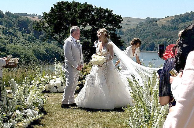 Richard Keys, 66, heiratete letztes Wochenende bei einer Zeremonie in Kingswear, Devon, Lucie Rose, 35, eine Freundin seiner 38-jährigen Tochter Jemma