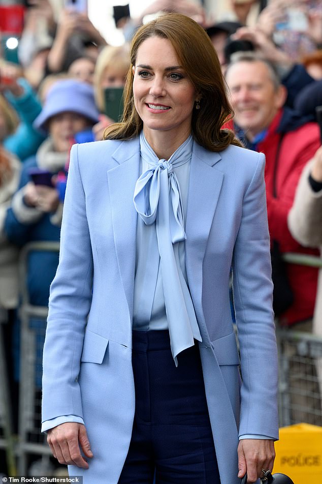 Kim Winser war der Meinung, dass Kate Middletons Outfit, das aus Winser Londons weicher, blauer Schluppenbluse und einem passenden Mantel bestand, ein Beweis für die Fähigkeit war, Kleidung auf moderne Weise zusammenzustellen
