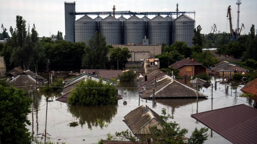 Ein überschwemmtes Viertel in der Ukraine, in dem braunes Wasser die Hausdächer erreicht.