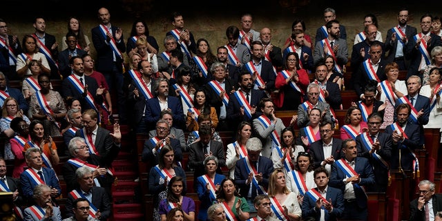 Abgeordnete der französischen Nationalversammlung würdigen die Opfer des Messerangriffs