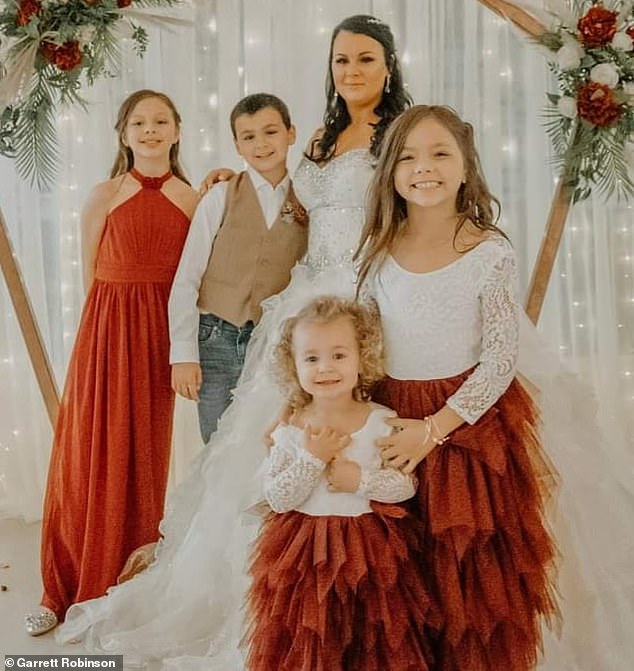 Frau Robinson mit ihren vier Kindern an ihrem Hochzeitstag