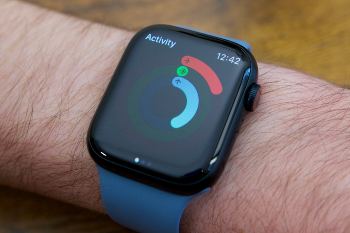 Eine Apple Watch Series 8, auf der die Aktivitäts-App ausgeführt wird.