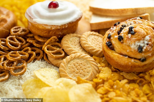 Zu den hochverarbeiteten Lebensmitteln gehören Dinge, von denen Sie annehmen könnten, dass sie ungesund sind, wie Kuchen und Kekse, aber auch einige Cerealien, Brot und Joghurt