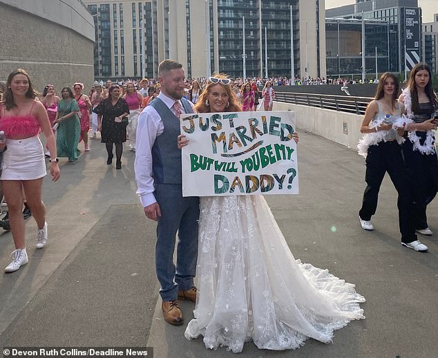 Devon Ruth Collins, 29, und Mitchell Fellows, 21, heirateten Anfang des Monats – waren aber enttäuscht, als sie erfuhren, dass Harry am selben Tag im Wembley-Stadion auftreten sollte, an dem sie den Bund fürs Leben geschlossen hatten