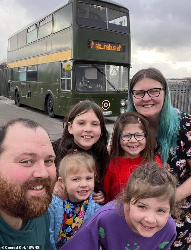 Conrad Kirk, 31, und seine Partnerin Nicole McCarthy, 31, aus Rotherham, South Yorkshire, bauten einen Doppeldeckerbus in ein Ferienhaus auf Rädern um – aber es gefiel ihnen so gut, dass sie ihre sechsköpfige Familie komplett darin unterbrachten -Zeit und sparen Sie jetzt 12.000 £ pro Jahr