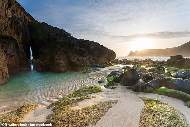 Der atemberaubende Nanjizal Beach in Cornwall wird fälschlicherweise für ein tropisches Paradies gehalten