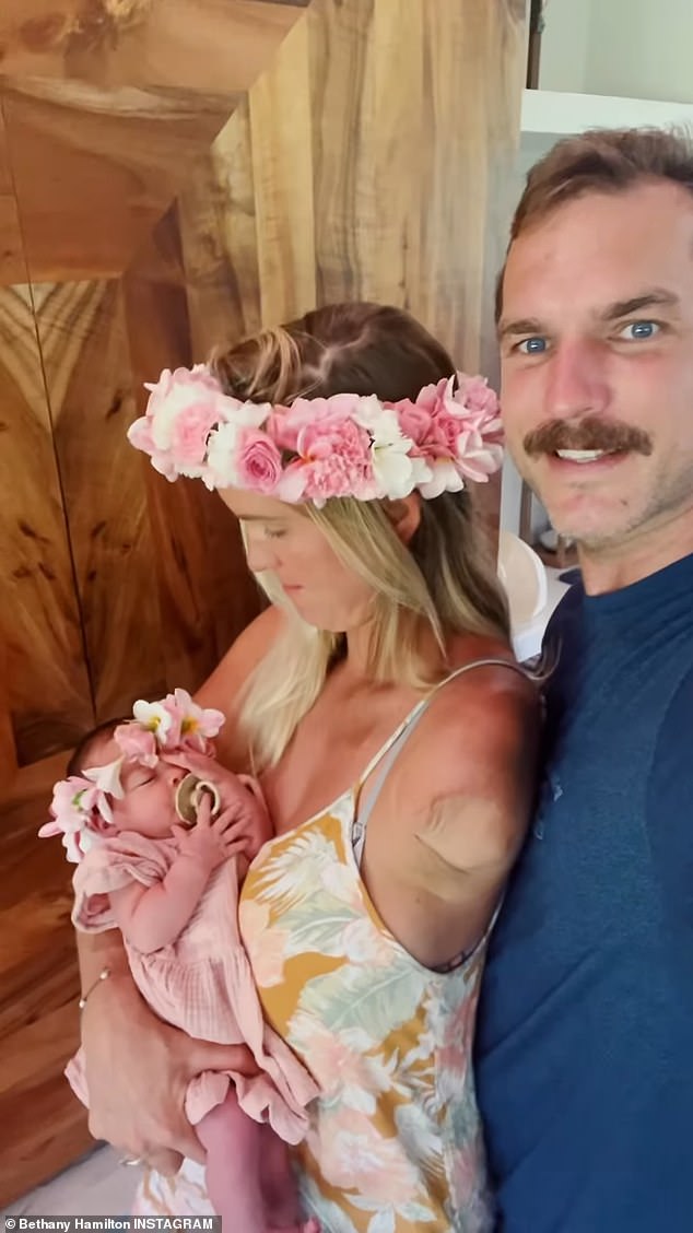 Blumen: Die überschwängliche Mutter trug eine Blumenkrone, ebenso wie ihre kleine Tochter im Video