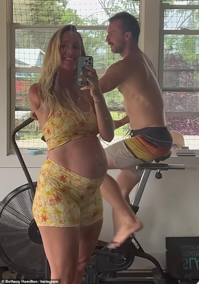 „Ich versuche mich zu bewegen, wenn ich kann“: Die schwangere Profi-Surferin Bethany Hamilton zeigte am Dienstag ihren wachsenden Bauch in einem Sportanzug und gab auf Instagram einen Einblick in ihr Fitnessprogramm