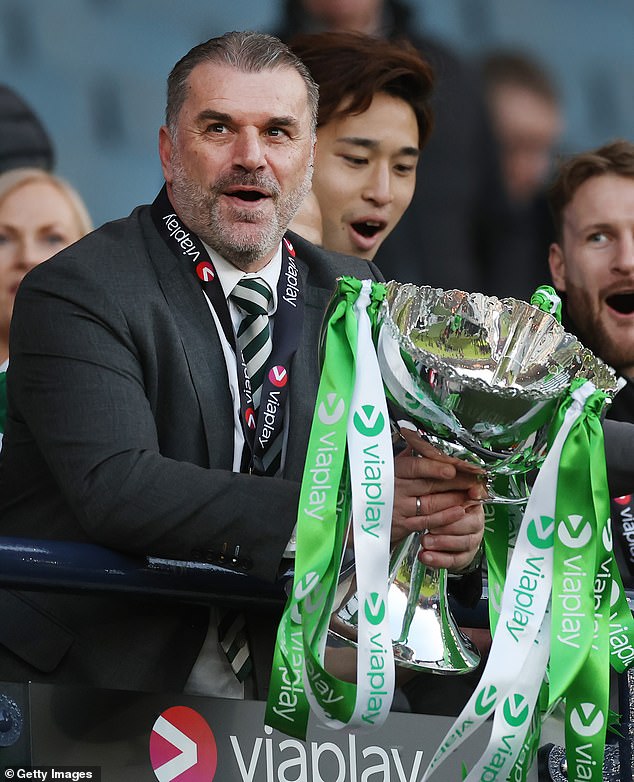 Celtic-Trainer Ange Postecoglou holt sich nach dem Sieg im Februar den Viaplay Cup mit der Trophäe seiner Teamkollegen