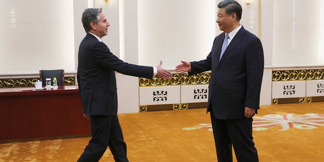 Blinken und Xi Jinping schütteln sich die Hände