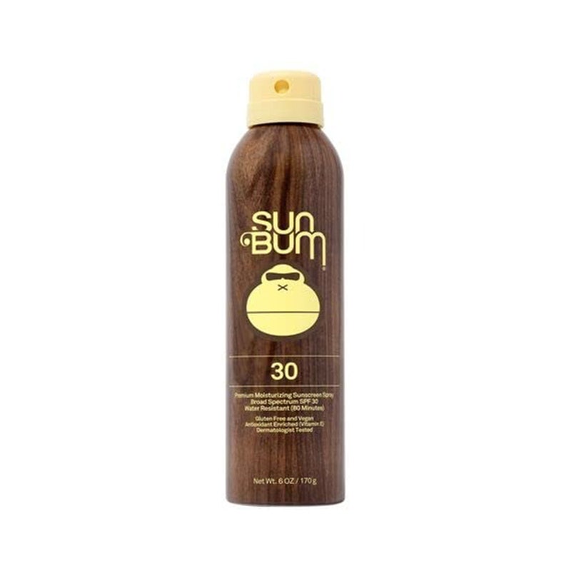 Eine braune und gelbe Aerosol-Sprühflasche des Sun Bum Original SPF 30 Sonnenschutzsprays auf weißem Hintergrund