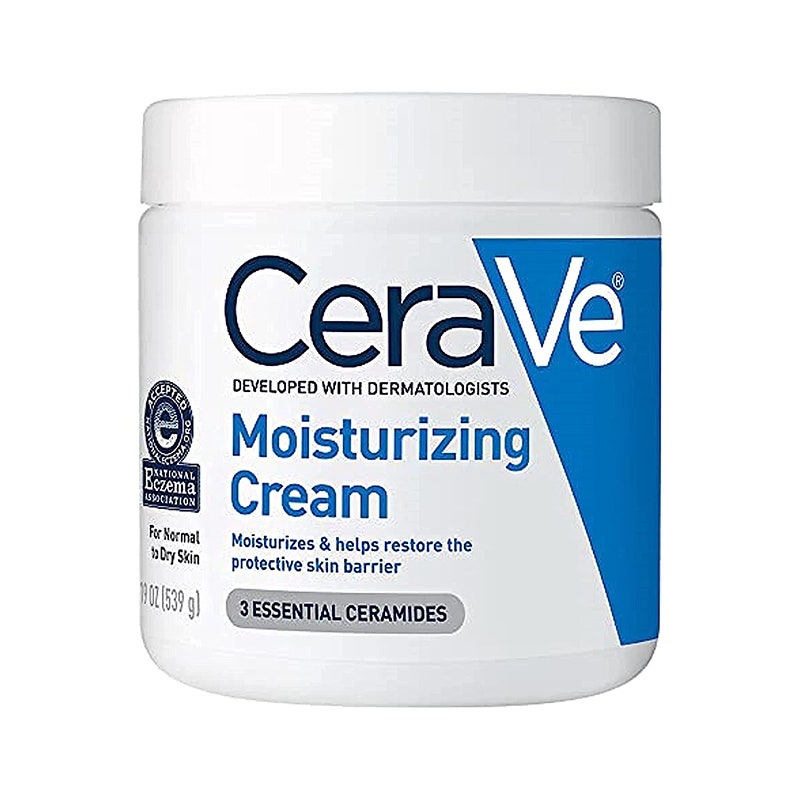 Ein weiß-blaues Glas der CeraVe Moisturizing Cream auf weißem Hintergrund
