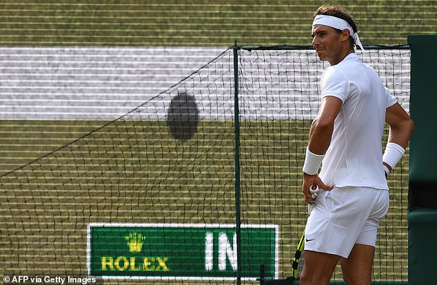 Der Spanier Rafael Nadal reagiert, als die Anzeigetafel das Ergebnis eines Hawk-Eye-Challenges während eines Punktes gegen die Russin Karen Khachanov in Wimbledon im Jahr 2017 zeigt