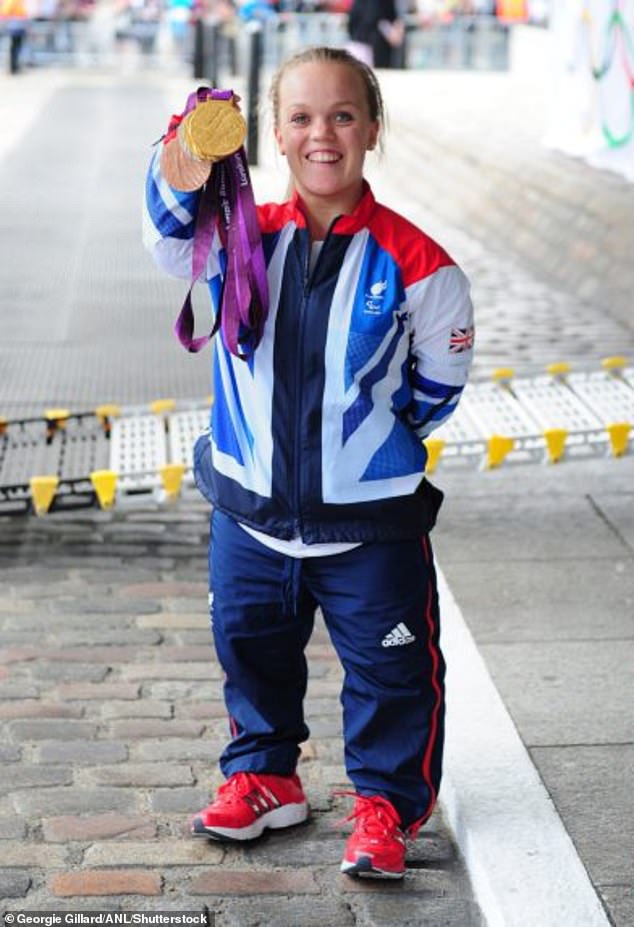Ellie präsentierte ihre Medaillen in London 2012, wo sie vier gewann – zwei Goldmedaillen über 400 m Freistil S6 und 200 m Lagen SM6, eine Silber- und eine Bronzemedaille
