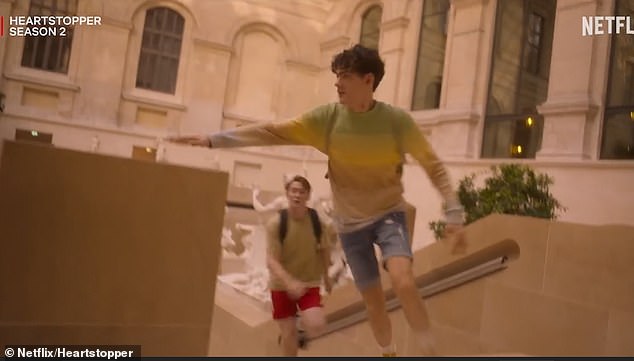 Im Ausland: Der Trailer beginnt damit, dass Charlie und Nick gemeinsame Zeit in Paris, Frankreich, verbringen, wohin sie mit ihren Schulfreunden gegangen sind