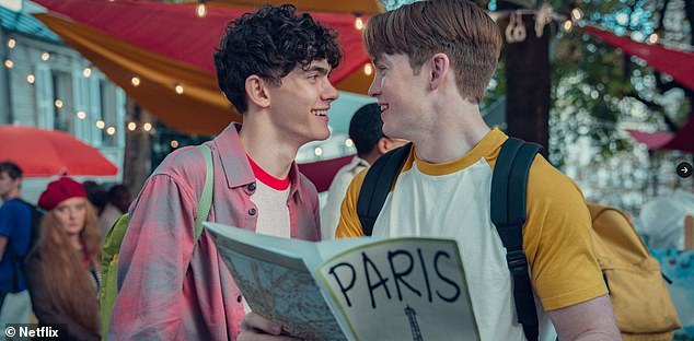 Erster Blick: Nick und Charlie werden auf einem Klassenausflug nach Paris in der zweiten Staffel von Heartstopper, die am 3. August auf Netflix ausgestrahlt wird, romantisch