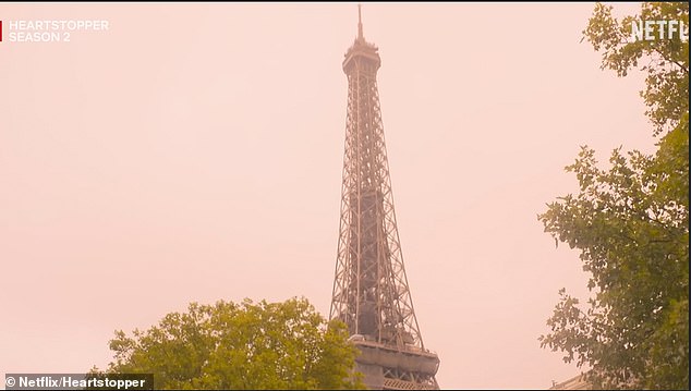Trailer: Man sieht die Freunde durch die Straßen, Museen und Galerien von Paris rennen, während sie die Sehenswürdigkeiten genießen, während die Worte „Zeig der Welt, woraus Liebe gemacht ist“ über den Bildschirm wandern