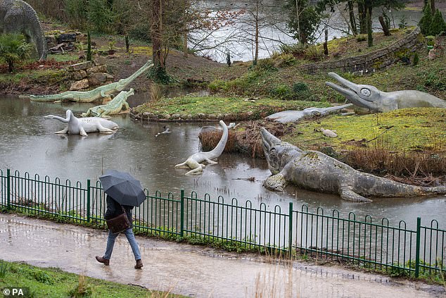 Die ursprüngliche Skulptur verschwand in den 1960er Jahren, wird aber an diesem Wochenende in den Park zurückkehren, wo sie neben den berühmten Crystal Palace Dinosaurs (im Bild) stehen wird.
