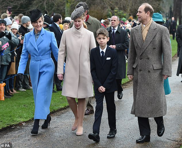 Edward und seine Frau Sophie (im Bild am Weihnachtstag mit ihren Kindern Lady Louise Windsor und James Viscount Severn im Jahr 2018) konzentrieren sich nun auf ihre königlichen Pflichten, die eine Vielzahl von Gönnerschaften beinhalten