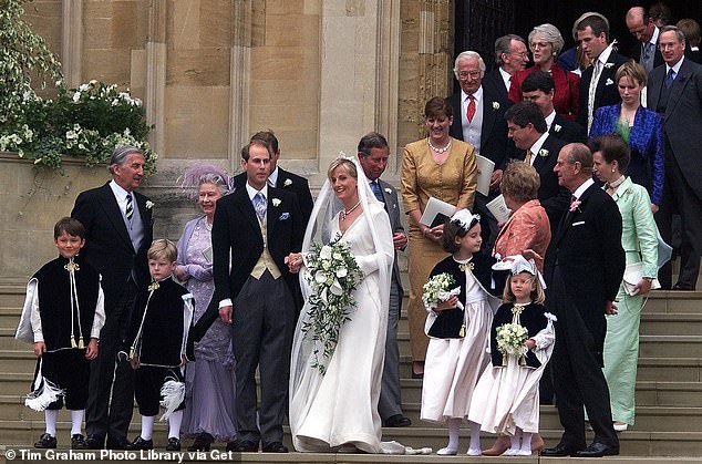 Prinz Edward und Sophie mit Mitgliedern ihrer Familien nach ihrer Hochzeit in der St. George's Chapel in Windsor im Jahr 1999