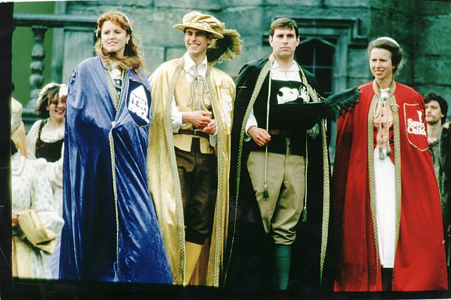 „It's a Royal Knockout“ – die Idee von Prinz Edward – bestand aus vier Teams von Prominenten, jedes mit einem nicht teilnehmenden Royal in Pantomimekostüm an der Spitze – Edward, Prinzessin Anne, Prinz Andrew und Sarah Ferguson (im Bild).  Es wurde geschwenkt