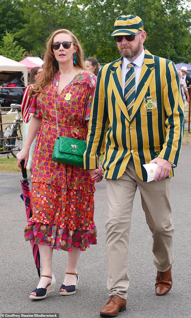 Zur Henley Royal Regatta machten sich heute eine Menge farbenfroher Blazer sowie farbenfrohe Midikleider in Kombination mit auffälligen Hüten auf den Weg