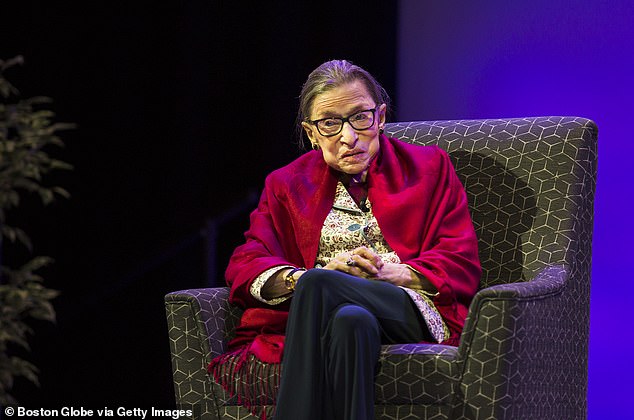 Juristischer Löwe: Ginsburg überreichte die Ehre den frühen Gewinnern persönlich vor ihrem Tod am 18. September 2020 im Alter von 87 Jahren;  gesehen im Oktober 2019 in Amherst, Massachusetts