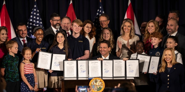 Der Gouverneur von Florida, Ron DeSantis, unterzeichnet eine Reihe von Bildungsgesetzen 