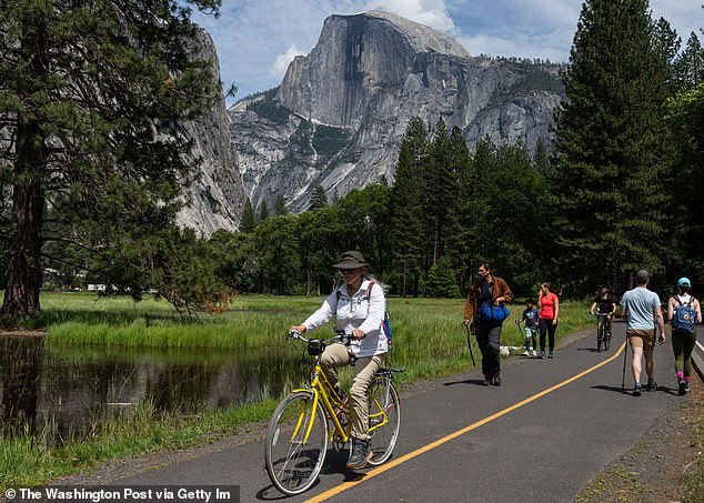 Parkbesucher bewegten sich letzten Monat auf einem Pfad neben Ahwahnee Meadows unterhalb des Half Dome in Yosemite
