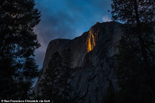 Horsetail Fall, eine der vielen Attraktionen des Parks, leuchtet während der Firefall-Veranstaltung in Yosemite am Samstag, 20. Februar 2021