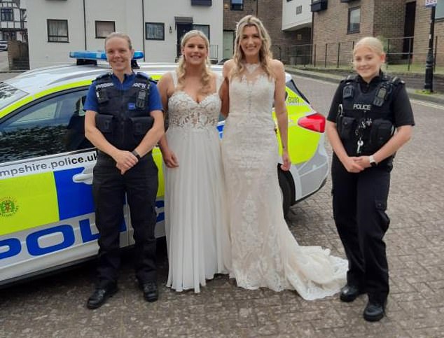 Es geschah, nachdem zwei Bräute in Hedge End, Southhampton, Angst hatten, ihre Hochzeit zu verpassen, nachdem ihr Bus auf der St. John's Road eine Panne hatte, doch das Nachbarschaftsteam der Polizei kam zu Hilfe