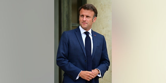 Der französische Präsident Emmanuel Macron steht draußen.