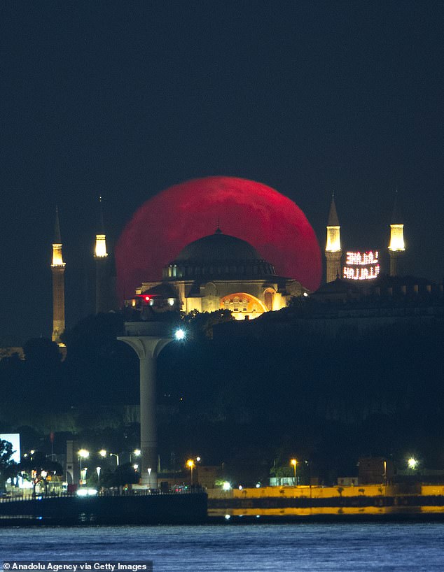 Der Supermond war eine atemberaubende Kulisse für die Große Moschee Hagia Sophia in Istanbul, Türkei