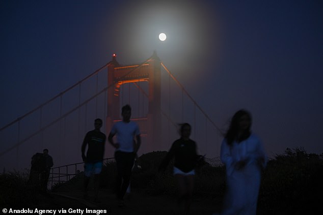 Der Vollmond geht über einer nebligen Golden Gate Bridge in San Francisco auf, gesehen von den Marin Headlands von Sausalito in Kalifornien