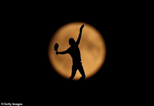Die Wetterfahne von Wimbledon wird durch den aufgehenden Mond vor dem Beginn des Tennisturniers dargestellt