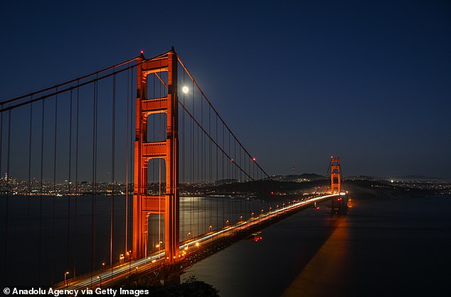 Der Vollmond geht an einem nebligen Tag über der Golden Gate Bridge in San Francisco auf, gesehen von den Marin Headlands in Sausalito in Kalifornien