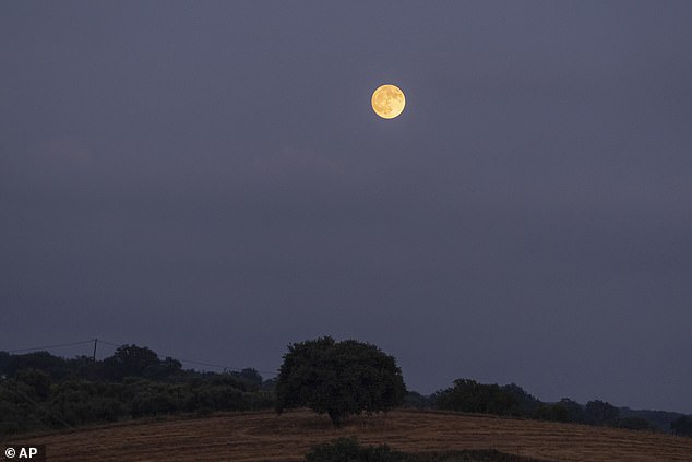 Der Buck-Mond bot atemberaubende Ausblicke über die ganze Welt.  Dieses Bild wurde in Pineia, Peloponnes, Griechenland aufgenommen