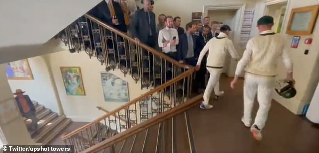 Australische Cricketspieler steigen die Treppe im Lord's hinauf, während sie von Mitgliedern in Szenen misshandelt werden, in denen drei Gäste vom Marylebone Cricket Club suspendiert wurden