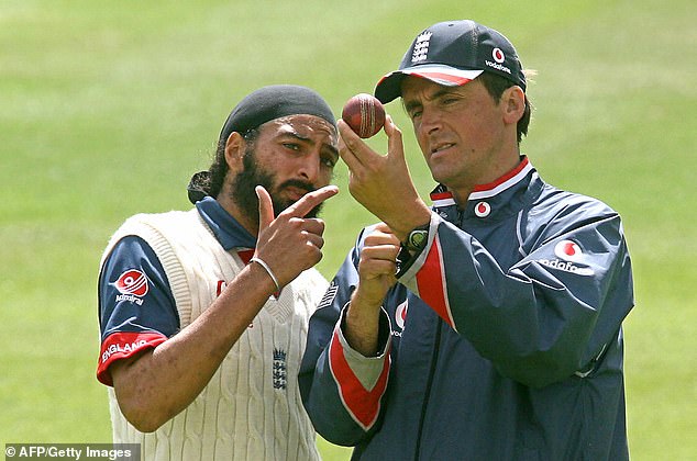 Der englische Spinner Monty Panesar (im Bild links) hat zugegeben, dass sich Mitglieder des englischen Cricket-Teams während The Ashes der Ballmanipulation schuldig gemacht haben