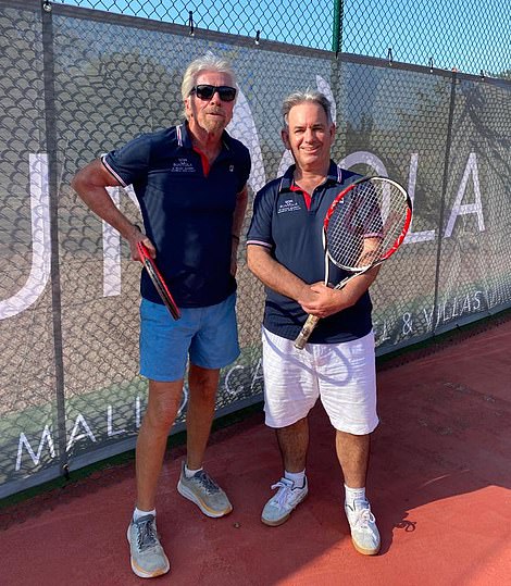 Während seines Aufenthalts begleitet Mark Sir Richard zum Tennisspielen
