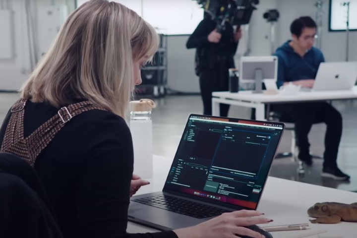 Eine Frau benutzt ein MacBook Pro in einem Studio.