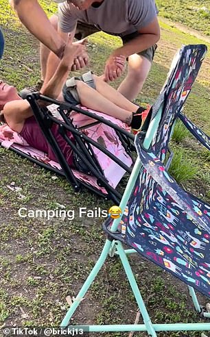 Brickell Jensen verrät in einem TikTok, dass ihr Camping-Misserfolg auftrat, als ihr Stuhl zusammenklappte, während sie am Lagerfeuer saß