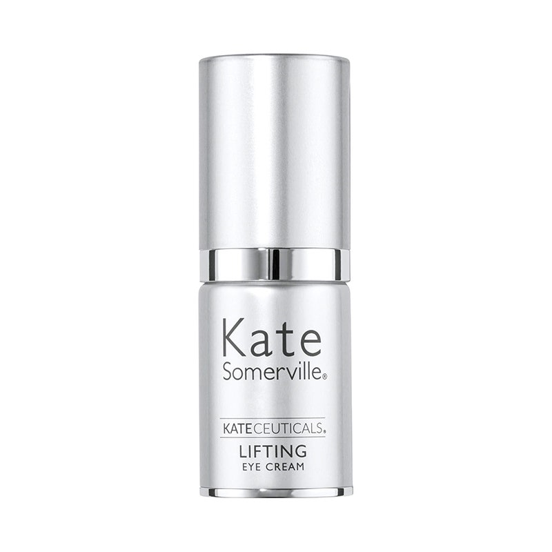 Eine silberne Pumpflasche der Kate Somerville Kateceuticals Lifting Eye Cream auf weißem Hintergrund