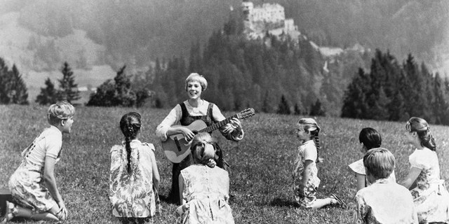Julie Andrews spielt Gitarre für die Schauspieler ihrer Kinder in „The Sound of Music“.